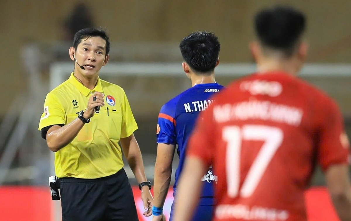 Trọng tài V-League bị treo còi dù đã dùng VAR: Bài học đắt giá cho giới cầm còi - hình ảnh - new88pg8.com