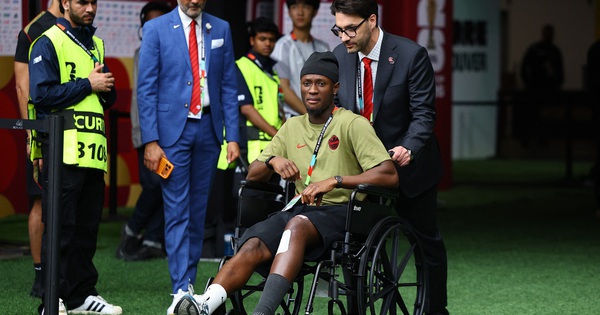 Tiền đạo Canada xuất hiện trên xe lăn sau chấn thương kinh hoàng, FIFA phạt nguội cực nặng sao Qatar - hình ảnh - new88pg8.com Tiền đạo Canada xuất hiện trên xe lăn sau chấn thương kinh hoàng, FIFA phạt nguội cực nặng sao Qatar - hình ảnh - new88pg8.com