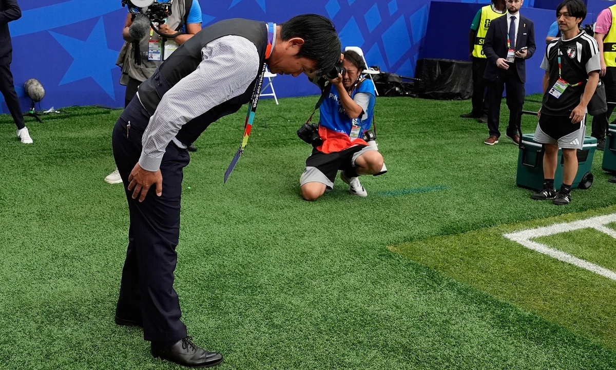 HLV Nhật Bản cúi đầu tri ân khán giả sau trận thua Brazil tại World Cup 2026 - hình ảnh - new88pg8.com