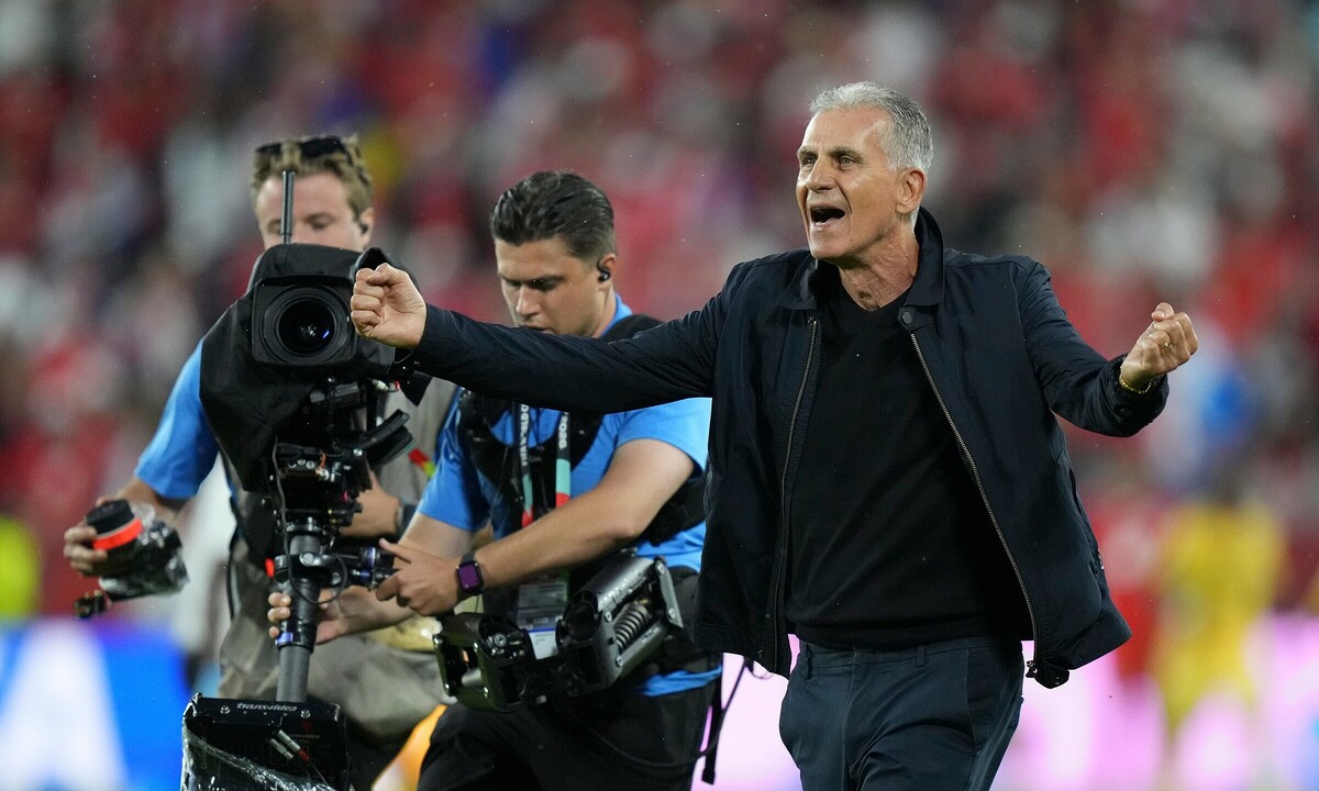 HLV Carlos Queiroz lập kỷ lục ở World Cup: Khoảnh khắc lịch sử và cơ hội cá cược hấp dẫn cùng NEW88 - hình ảnh - new88pg8.com HLV Carlos Queiroz lập kỷ lục ở World Cup: Khoảnh khắc lịch sử và cơ hội cá cược hấp dẫn cùng NEW88 - hình ảnh - new88pg8.com