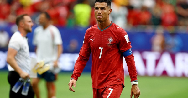 Ronaldo rời sân gây xôn xao, HLV Bồ Đào Nha lên tiếng: Do chưa quen quy trình World Cup - hình ảnh - new88pg8.com