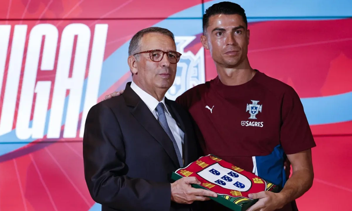 Tổng thống trao quốc kỳ cho Ronaldo, gửi gắm kỳ vọng vô địch World Cup - hình ảnh - new88pg8.com