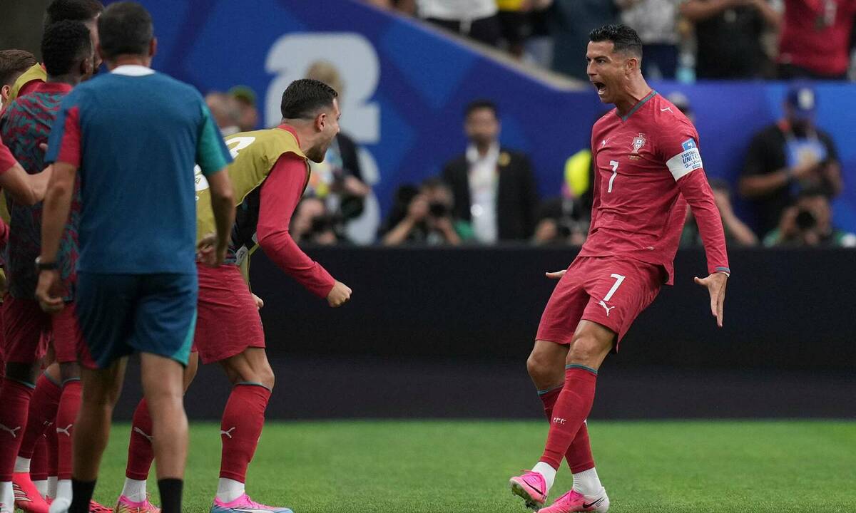 Ibrahimovic chê Ronaldo: ‘Cứ như vừa trở về từ hành tinh khác’ - hình ảnh - new88pg8.com