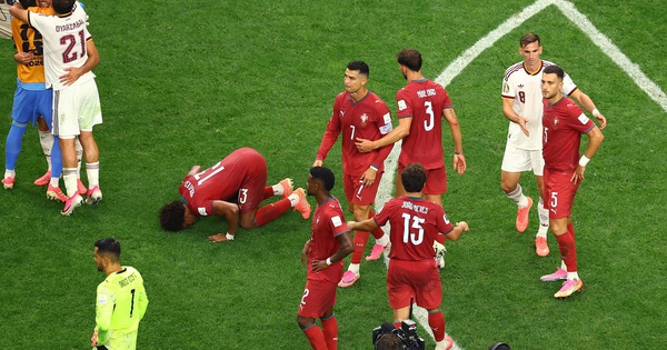 HLV Tây Ban Nha gây sốt với khoảnh khắc ôm Ronaldo: ‘Tôi ngưỡng mộ giá trị anh ấy…’ - hình ảnh - new88pg8.com